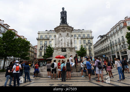 Die Luís de Camões Square ist ein beliebter Treffpunkt für Touristen und Einheimische in Lissabon, Portugal. Stockfoto