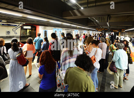 Die Passagiere für den Zug in Lissabons Cais do Sodré Bahnhof warten. Stockfoto