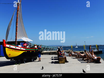 Genießen Sie ein kaltes Bier an der Bar Cais Da Favorita durch den Tejo in Lissabon, Portugal. Stockfoto