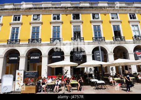 Commerce Square im Herzen der Altstadt von Lissabon Stadt hat viele beliebte Cafés, Restaurants und Bars. Stockfoto