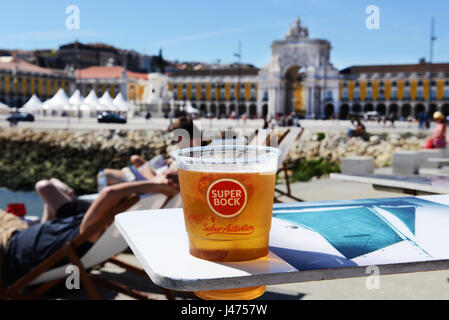 Genießen Sie ein kaltes Bier an der Bar Cais Da Favorita durch den Tejo in Lissabon, Portugal. Stockfoto