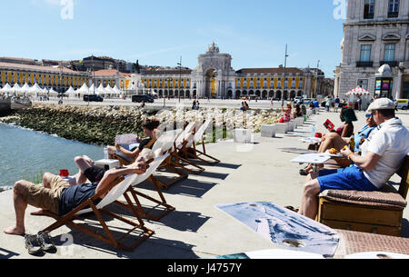 Genießen Sie ein kaltes Bier an der Bar Cais Da Favorita durch den Tejo in Lissabon, Portugal. Stockfoto