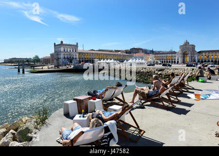 Genießen Sie ein kaltes Bier an der Bar Cais Da Favorita durch den Tejo in Lissabon, Portugal. Stockfoto