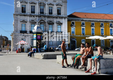 Genießen Sie ein kaltes Bier an der Bar Cais Da Favorita durch den Tejo in Lissabon, Portugal. Stockfoto