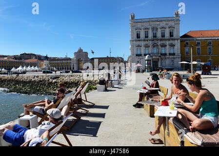 Genießen Sie ein kaltes Bier an der Bar Cais Da Favorita durch den Tejo in Lissabon, Portugal. Stockfoto