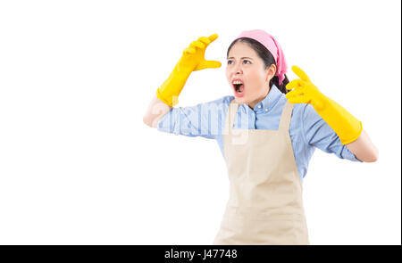 müde und beschäftigt Multitasking Job Mutter fühlen sich verrückt verrückt Berufung für Hilfe mit gelben Reinigung Handschuhe, isoliert auf weißem Hintergrund. Hausarbeit und househ Stockfoto