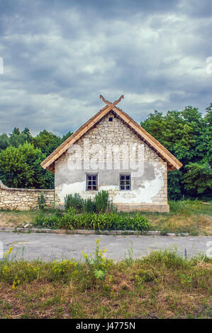 Bild ukrainischen Steinhaus unter einem Strohdach Stockfoto