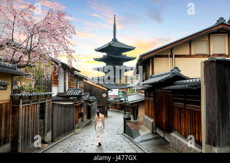 Asiatische Frau zu Fuß Yasaka in der Straße in der Nähe von Pagode am Morgen, Kyoto, Japan Stockfoto