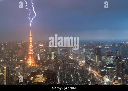 Gewitter über der Stadt Tokio, Japan in der Nacht mit Blitz über Tokyo Tower. Gewitter in Tokio, Japan. Stockfoto