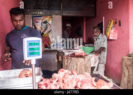 Ein muslimischer Metzger dient ein Kunde in einem Geschäft in Negombo, Sri Lanka. Stockfoto