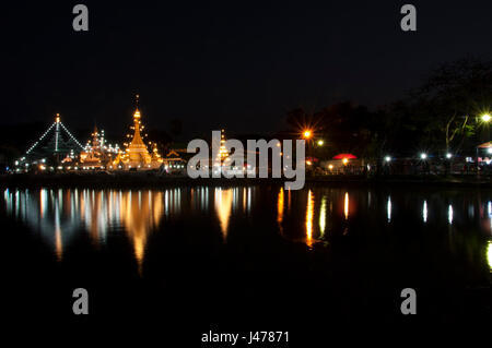 Nachtansicht des Tempels in Nordthailand Stockfoto