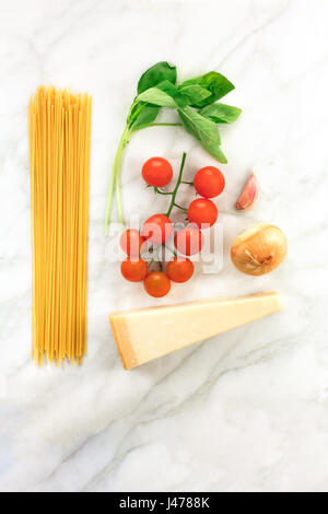Einfache Pasta Zutaten, einschließlich Spaghetti und Käse Stockfoto