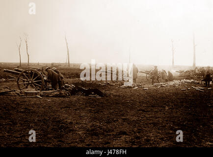 WW1 - Schlacht von der Scarpe - 18-Pfünder-Kanone in Aktion - Monchy-le-Preux, Frankreich 11. April 1917 Stockfoto