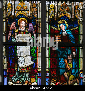 Glasfenster in der Kirche des Heiligen Andreas in Antwerpen, Belgien, Darstellung eines Engels und Saint Elizabeth, Königin von Ungarn Stockfoto