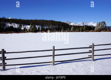 Zaun in der Nähe von Big Salmon River und Sawtooth Bergkette, in der Nähe von Stanley, Idaho Stockfoto