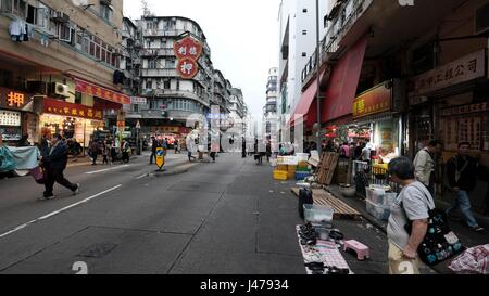 Anbieter, die auf der Straße für die Nacht auf Apliu Street in Sham Shui Po Kowloon Hong Kong China einrichten Stockfoto