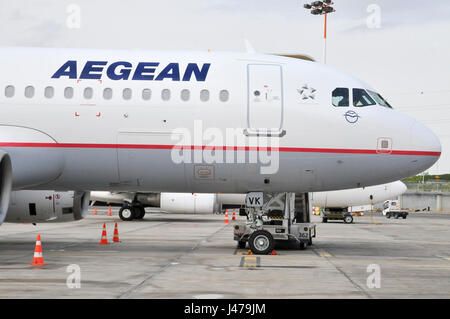 Passagiere an Bord einer Aegean Airlines Airbus A320-200 am internationalen Flughafen Ben Gorion, Israel Stockfoto