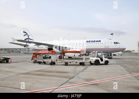 Passagiere an Bord einer Aegean Airlines Airbus A320-200 am internationalen Flughafen Ben Gorion, Israel Stockfoto