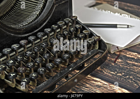 Vintage-Tasten der alten Schreibmaschine Makro, Details, HDR, veraltete Maschinen mit Stift und Notizbuch schreiben Stockfoto