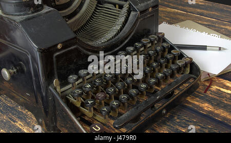 Vintage-Tasten der alten Schreibmaschine Makro, Details, HDR, veraltete Maschinen mit Stift und Notizbuch schreiben Stockfoto