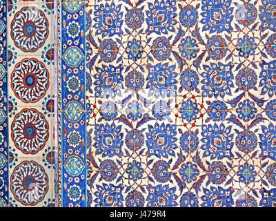 Die Iznik-Fliesen in der Moschee von Rüştem Paşa gebaut vom Architekten Mimar Sinan.It ist berühmt durch seine Fliesen. Stockfoto