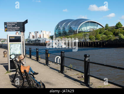 Die moderne Sage darstellende Kunst und Konferenz-Center-Gebäude am Fluss Tyne bei Gateshead, Tyne and Wear England Großbritannien UK Stockfoto