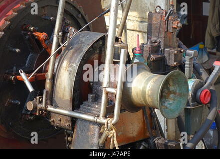 Eine alte Diesel betriebene Winde in das Fischernetz auf einem Boot zu schleppen Stockfoto