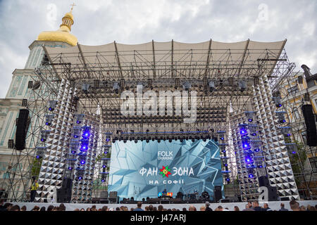 Kiew, UKRAINE - 30. April 2017: Bühne des Eurovision Song Contest Fan-Zone auf dem Sofiivska Platz in Kiew, Ukraine Stockfoto