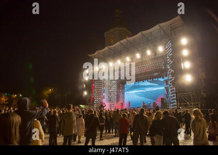 Kiew, UKRAINE - 30. April 2017: Menschen auf dem Sofiivska Platz in der Nähe von Eurovision Lied-Wettbewerb-Fanzone in Kiew, Ukraine Stockfoto