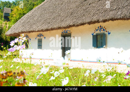 Altes Haus mit einem Strohdach. Stockfoto