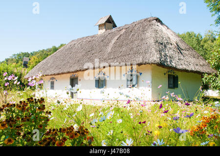 Altes Haus mit einem Strohdach. Stockfoto