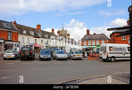 Ein Blick auf den Marktplatz in der Stadt Aylsham, Norfolk, England, Vereinigtes Königreich. Stockfoto