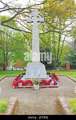 Das Kriegerdenkmal auf dem Friedhof der Pfarrei in der Stadt Aylsham, Norfolk, England, Vereinigtes Königreich. Stockfoto