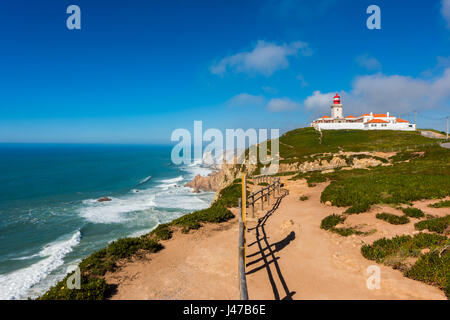 Leuchtturm in Cabo da Roca Portugal. Cabo da Roca bildet den westlichsten Teil des portugiesischen Festland und Kontinentaleuropa. Stockfoto