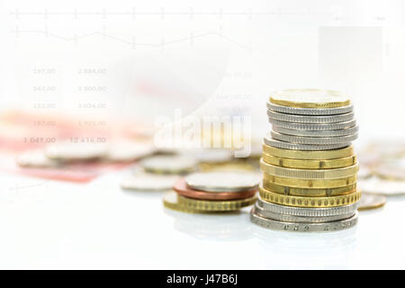 Börse-Konzept - Geld auf dem Hintergrund von Diagrammen und digitale Daten Analyse Börse. Stockfoto