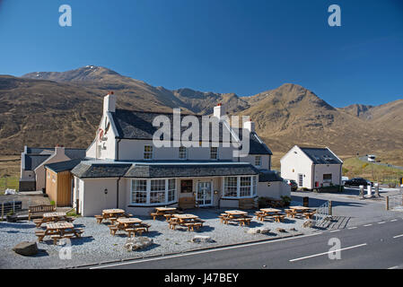 Das Cluanie Lodge Hotel unterwegs A87 auf halbem Weg nach unten Glen Sheil unterwegs in Richtung Sheil Brücke in Schottland Highland Region. Stockfoto