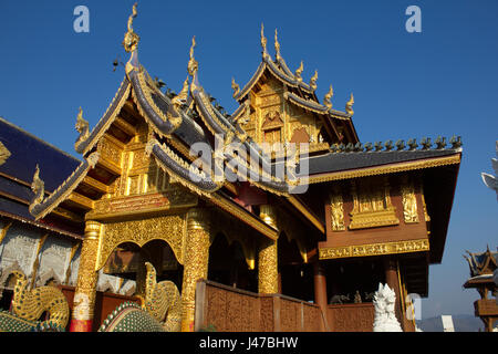 Der herrliche Lanna-Stil Teakholz Viharn (Predigt Hall) in die buddhistische Tempelanlage Wat Ban Höhle, Mae Taeng, Chiang Mai, Thailand Stockfoto