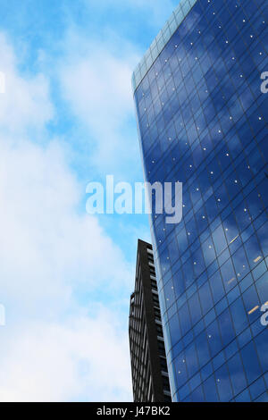 Städtebau mit Himmel reflektiert Stockfoto