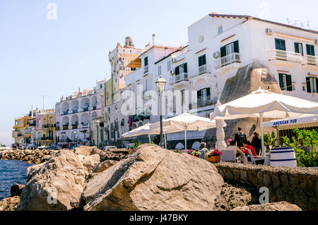 Iaschia März 2017, Italien: Restaurants am Meer in Ischia Ponte mit Touristen, die beim Anblick der das Castello Aragonese, eine Festung, dass ri Speisen Stockfoto