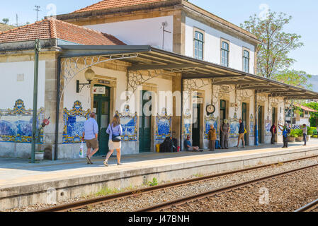 Pinhao Portugal Bahnhof, kommen Touristen am Bahnhof von Portwein Stadt von Pinhao im Herzen des Douro-Tal, Portugal Stockfoto