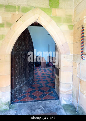 Niedrigeren Holztür und Veranda mit Bellrope in der Church of St Mary Dunsforth Yorkshire England Stockfoto