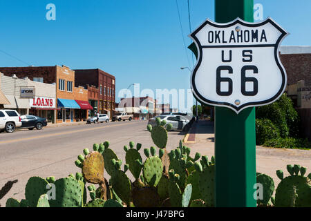 U.S. Highway 66, Oklahoma - 7. Juli 2014: Oklahoma Route 66 Zeichen entlang der historischen Route 66 im Bundesstaat Oklahoma, USA. Stockfoto