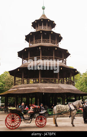 München, Deutschland - 17. Mai 2015: ein Pferdewagen für den Touristen vor Chinesischer Turm in München, Deutschland Stockfoto