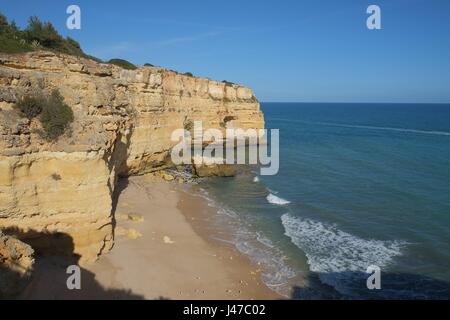 Marinha Strand mit landschaftlich schönen Klippen in Lagoa. Algarve, Portugal Stockfoto