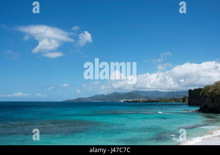 Der Blick in Richtung St. Georgen und die Küste vom Magazin Strand im Südwesten Grenada, West Indies, Karibik Stockfoto