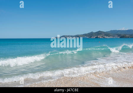 Brandung am Grand Anse Beach und der Blick in Richtung der Küste rund um St. George's, Grenada, West Indies, Karibik. Stockfoto