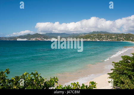 Ein Blick über Grand Anse mit Blick auf St. George in Grenada, West Indies, Karibik Stockfoto