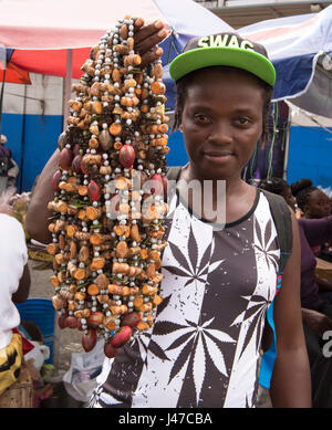 Eine Frau verkauft Halsketten gemacht von Gewürzen wie Muskat und Kurkuma auf dem Markt in St. George's, Hauptstadt von Grenada, West Indies, Karibik Stockfoto