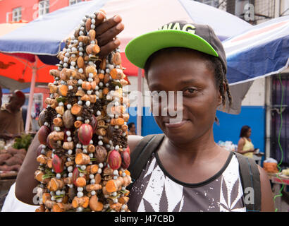 Eine Frau verkauft Halsketten gemacht von Gewürzen wie Muskat und Kurkuma auf dem Markt in St. George's, Hauptstadt von Grenada, West Indies, Karibik Stockfoto