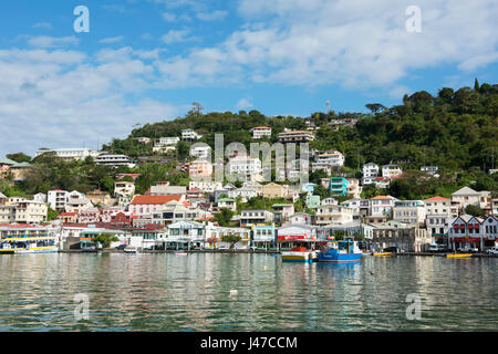 Boote in der Carenage, St.-Georgs Hafen, umgeben von bunten Gebäude auf einem Hügel. St. George's, Grenada, West Indies, Caribbean Stockfoto